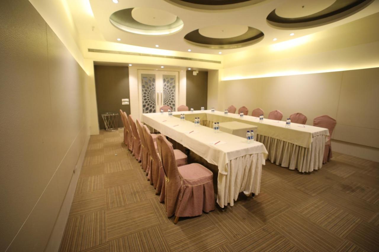 The Byke Suraj Plaza Pure Veg, Thane Exteriör bild