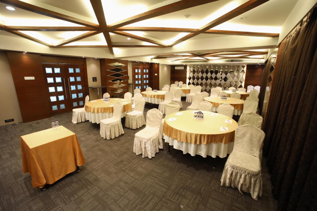 The Byke Suraj Plaza Pure Veg, Thane Exteriör bild