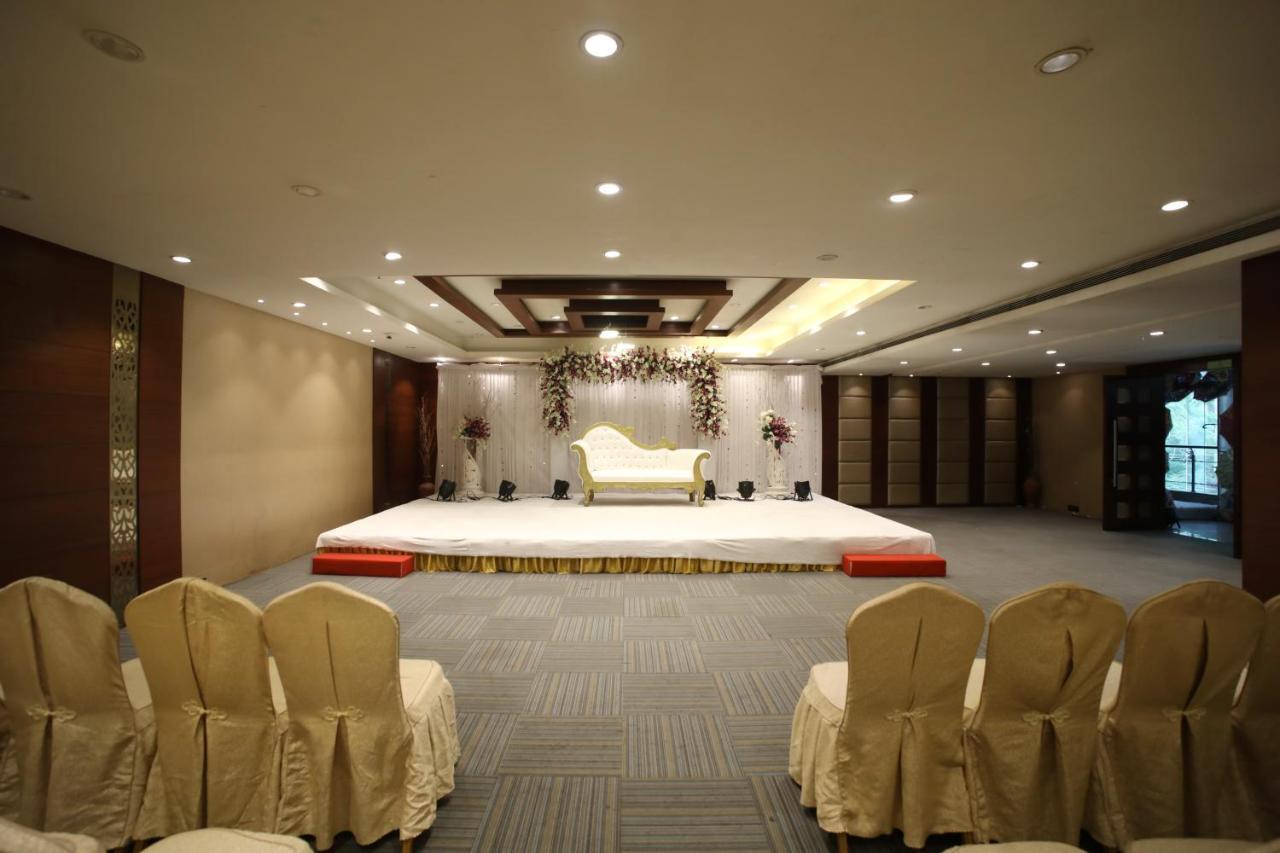 The Byke Suraj Plaza Pure Veg, Thane Exteriör bild