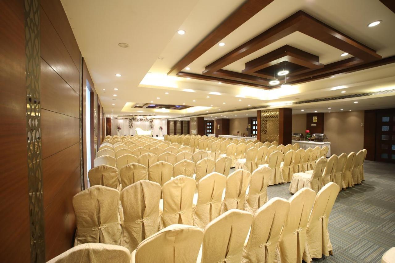 The Byke Suraj Plaza Pure Veg, Thane Exteriör bild