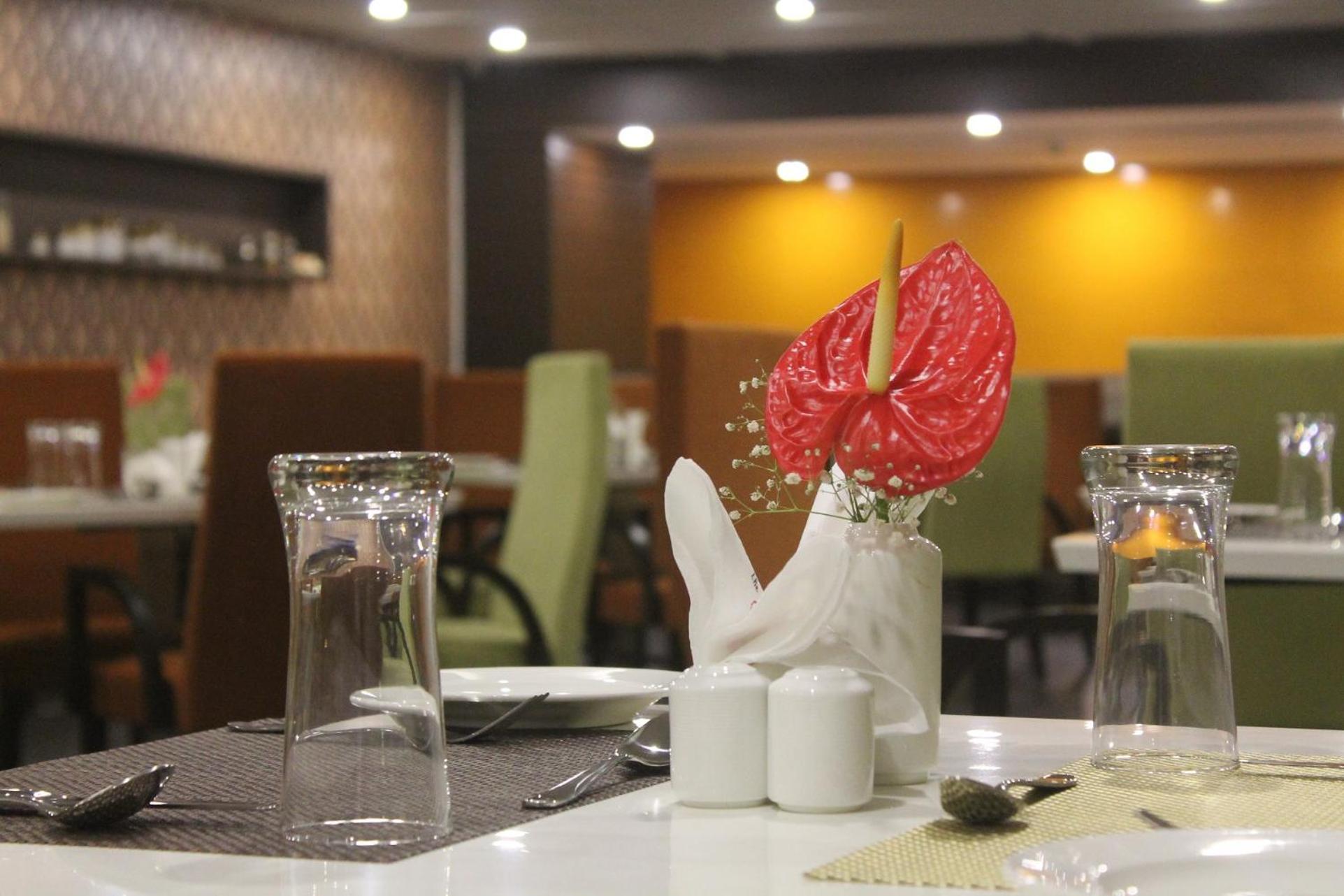 The Byke Suraj Plaza Pure Veg, Thane Exteriör bild